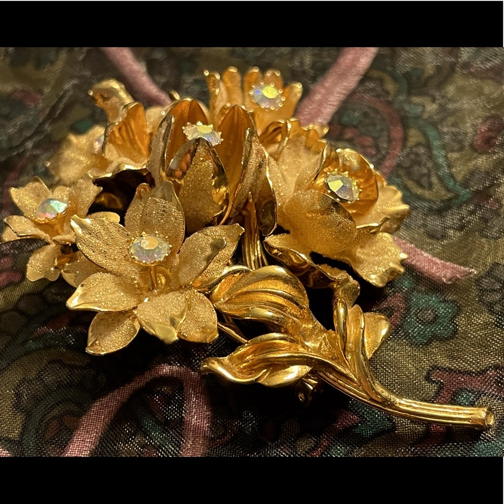 🌟 Vintage golden flowers brooch